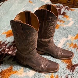 Womens Brown western boots brown with a pretty design used worn no longer needed